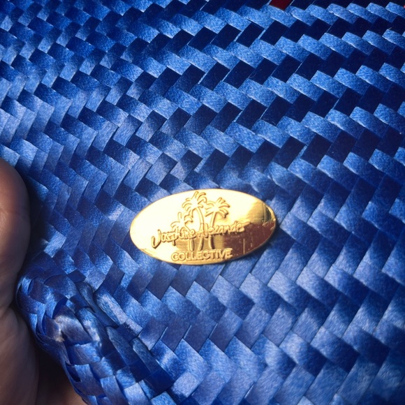 Lightweight woven handbag. - Picture 3 of 4